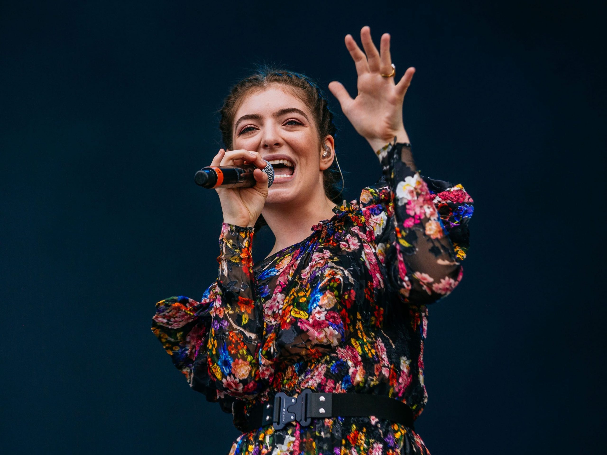 lorde performing 2017