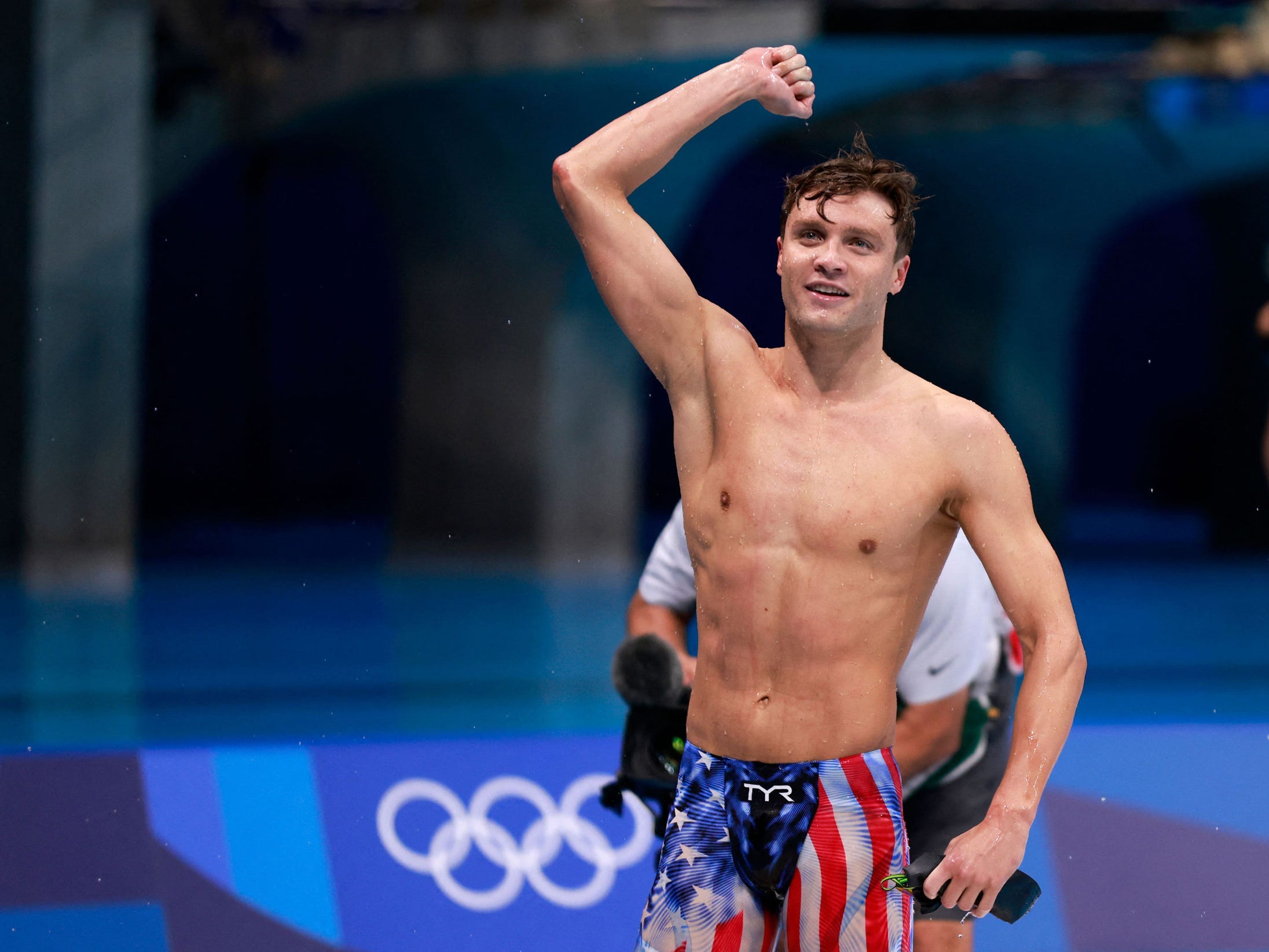 American Bobby Finke celebrates after winning gold at Tokyo 2020.