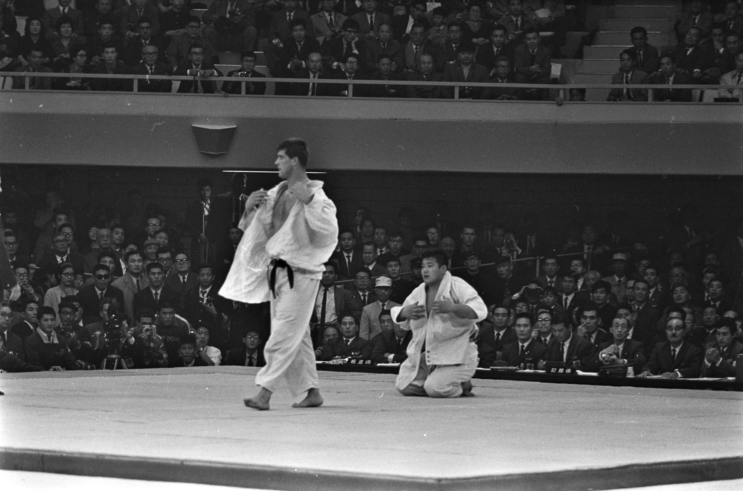 Judoka Anton Geesink wint in 1964 goud in de finale tegen de Japanner Akio Kaminaga. Foto: ANP