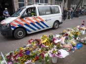 Mensen laten bloemen, kaarsjes en steunbetuigingen aan Peter R. de Vries achter in de Lange Leidsedwarsstraat in het centrum van Amsterdam waar de misdaadverslaggever dinsdag werd neergeschoten.