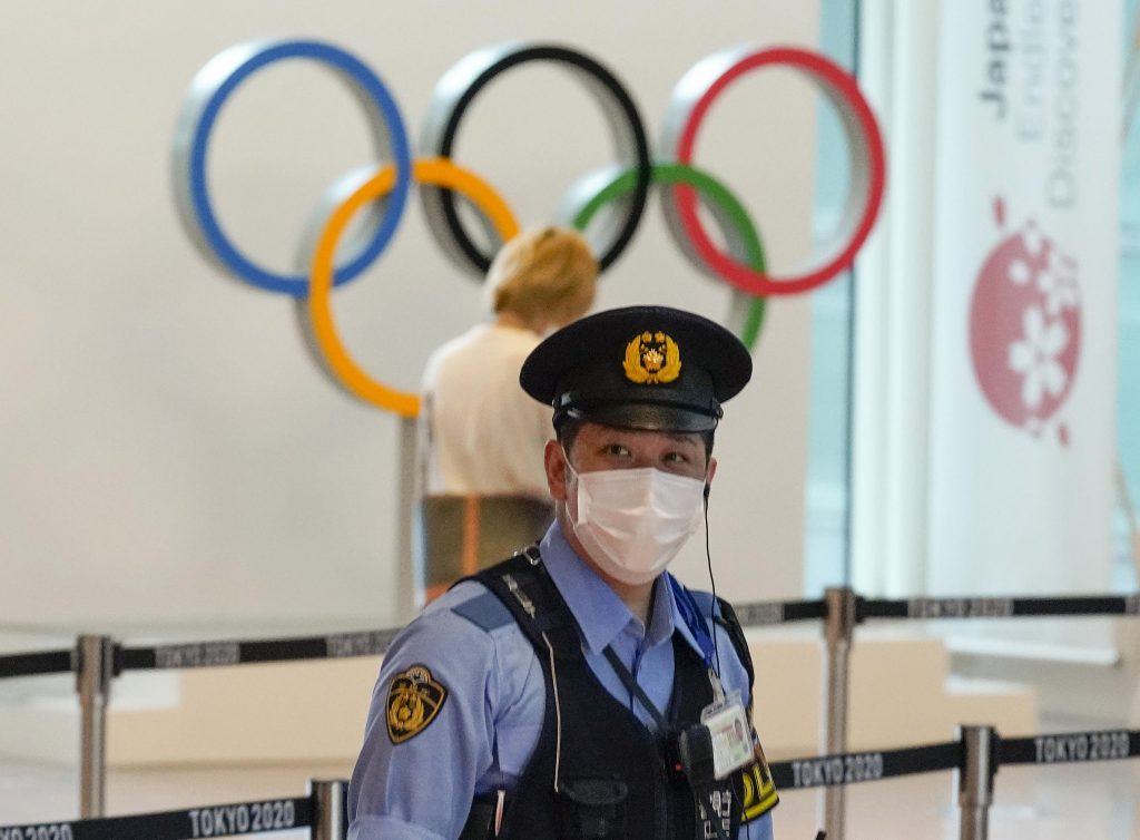 Politieagent op de internationale luchthaven van Tokio.