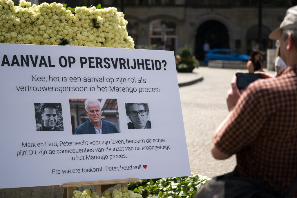 Witte rozen bij het Nationaal Monument op de Dam als steunbetuiging voor Peter R. de Vries.