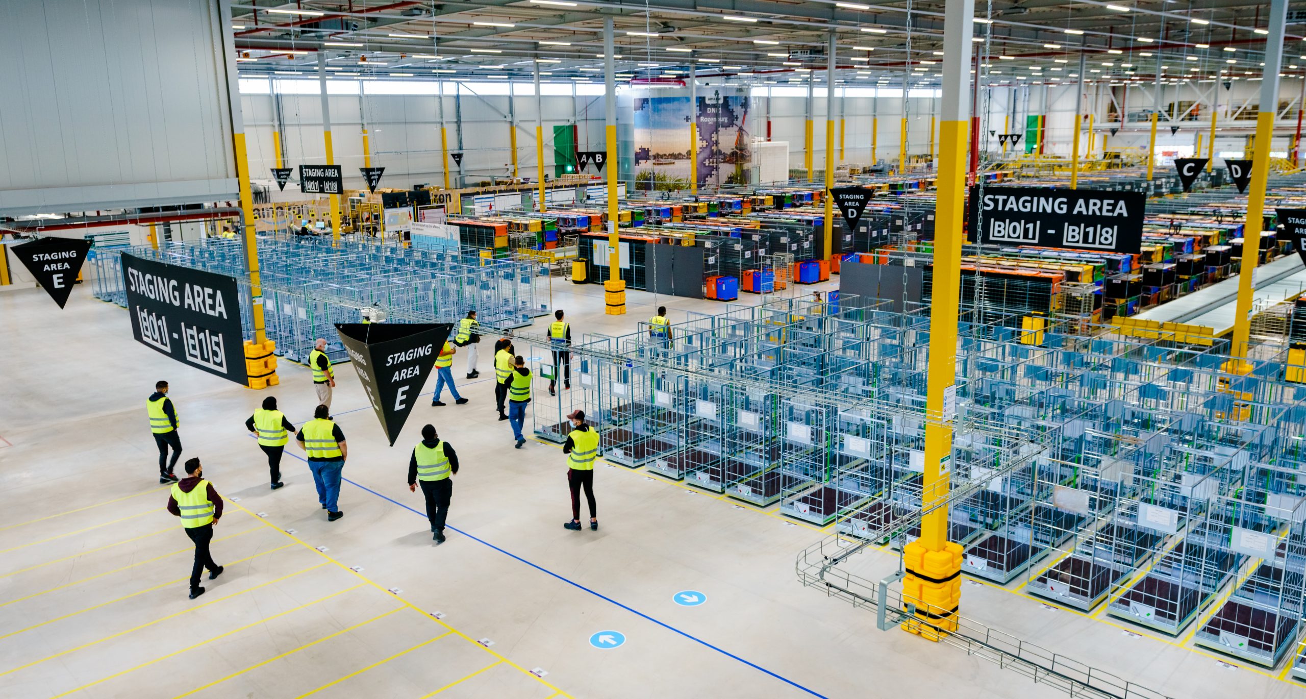 Het nieuwe bezorgstation van techbedrijf Amazon in Rozenburg-Schiphol. Foto: ANP/Marco de Swart