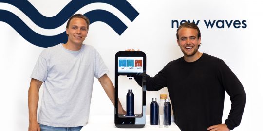 Marc van Zuylen en Marnix Stokvis bij de Aquablu Refill.
