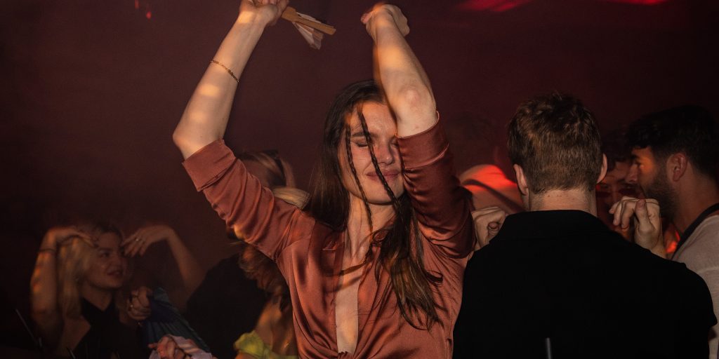 Bezoekers van club Shelter tijdens een Fieldlab-evenement.
