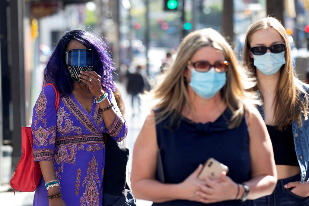 Amerikanen in Los Angeles dragen mondkapjes