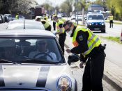 De Duitse Bundespolizei voert extra controles uit aan de Nederlandse grens tussen Denekamp en Nordhorn.