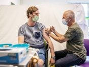 Een bewoner uit een Haagse wijk laat zich vaccineren in een gezondheidscentrum.