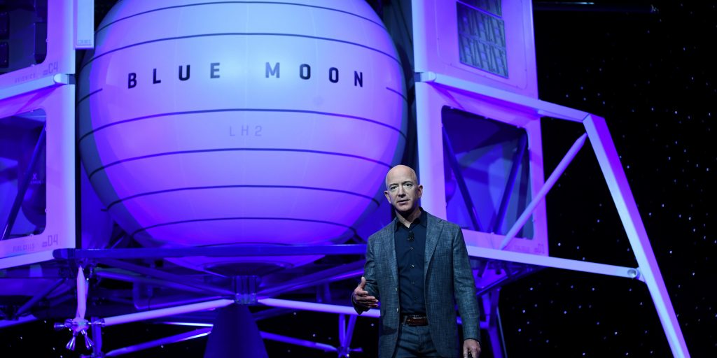Jeff Bezos onthulde in mei 2019 de maanlander Blue Moon.