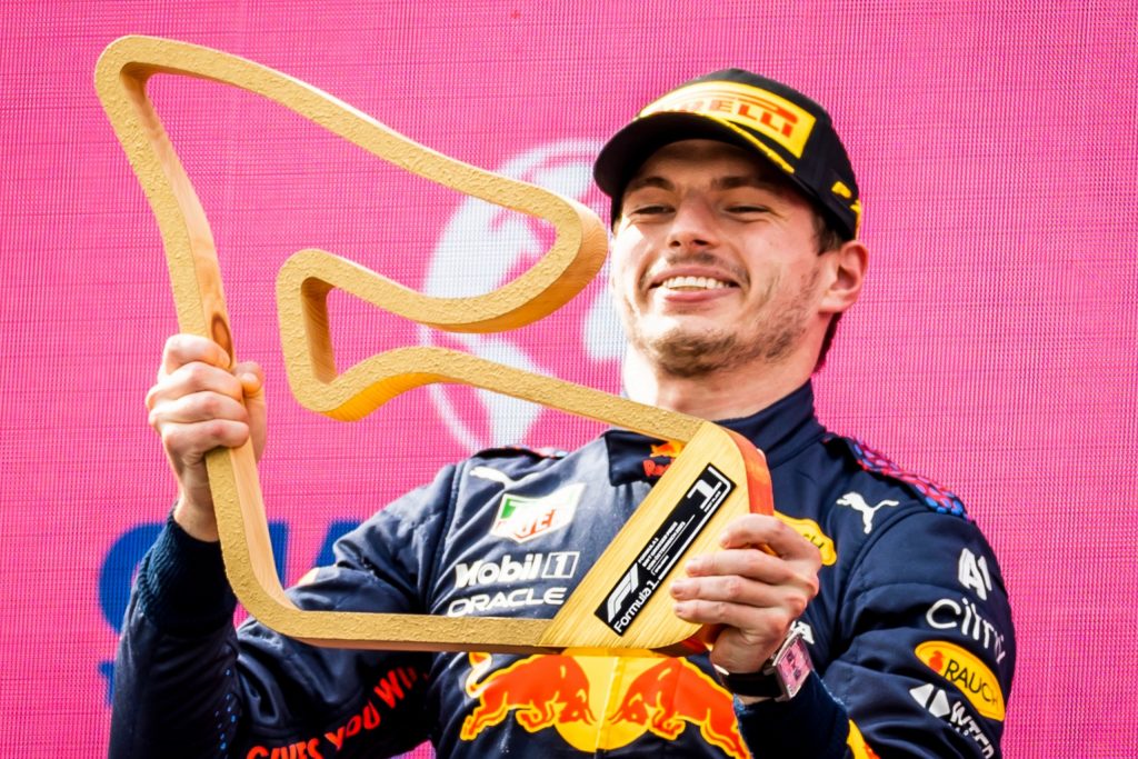 Max Verstappen krijgt naar verluidt 250.000 euro per gewonnen race.