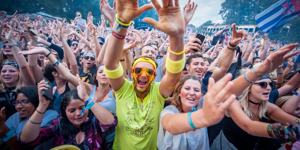 Publiek danst bij het optreden van Martin Garrix tijdens de 23e editie van het dancefestival Mysteryland.