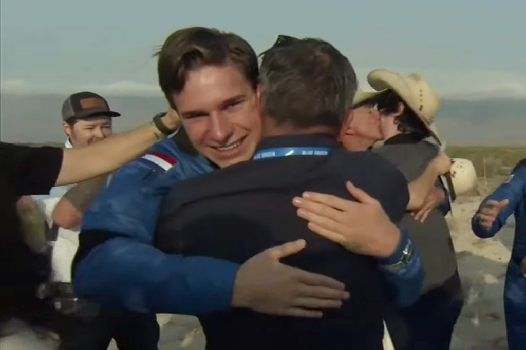 Oliver Daemen omhelst zijn vader na de geslaagde ruimtereis.