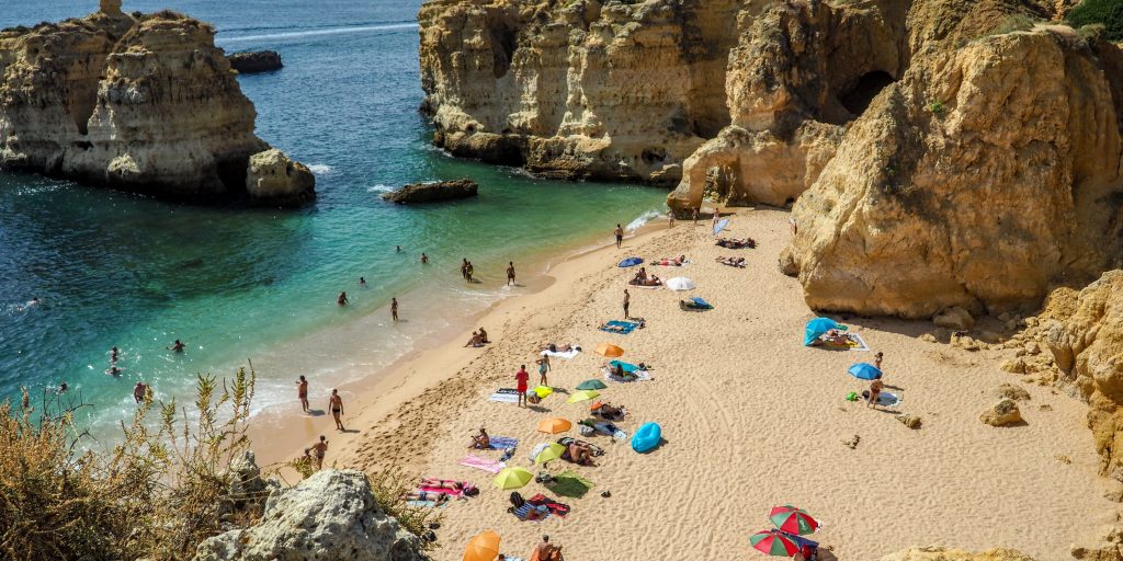 Een strandje in de Portugese Algarve.