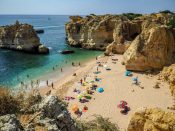Een strandje in de Portugese Algarve.