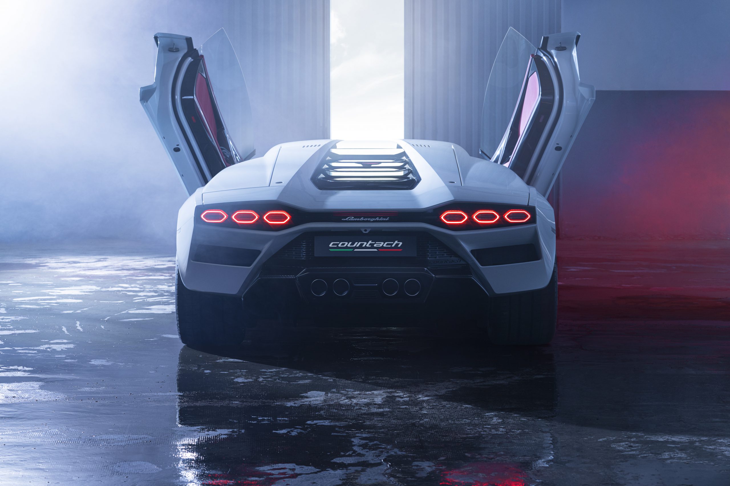 De kenmerkende vleugeldeuren, hoekige achterlichten en vier uitlaatpijpen maken een retour op de nieuwe Countach. Afbeelding: Lamborghini