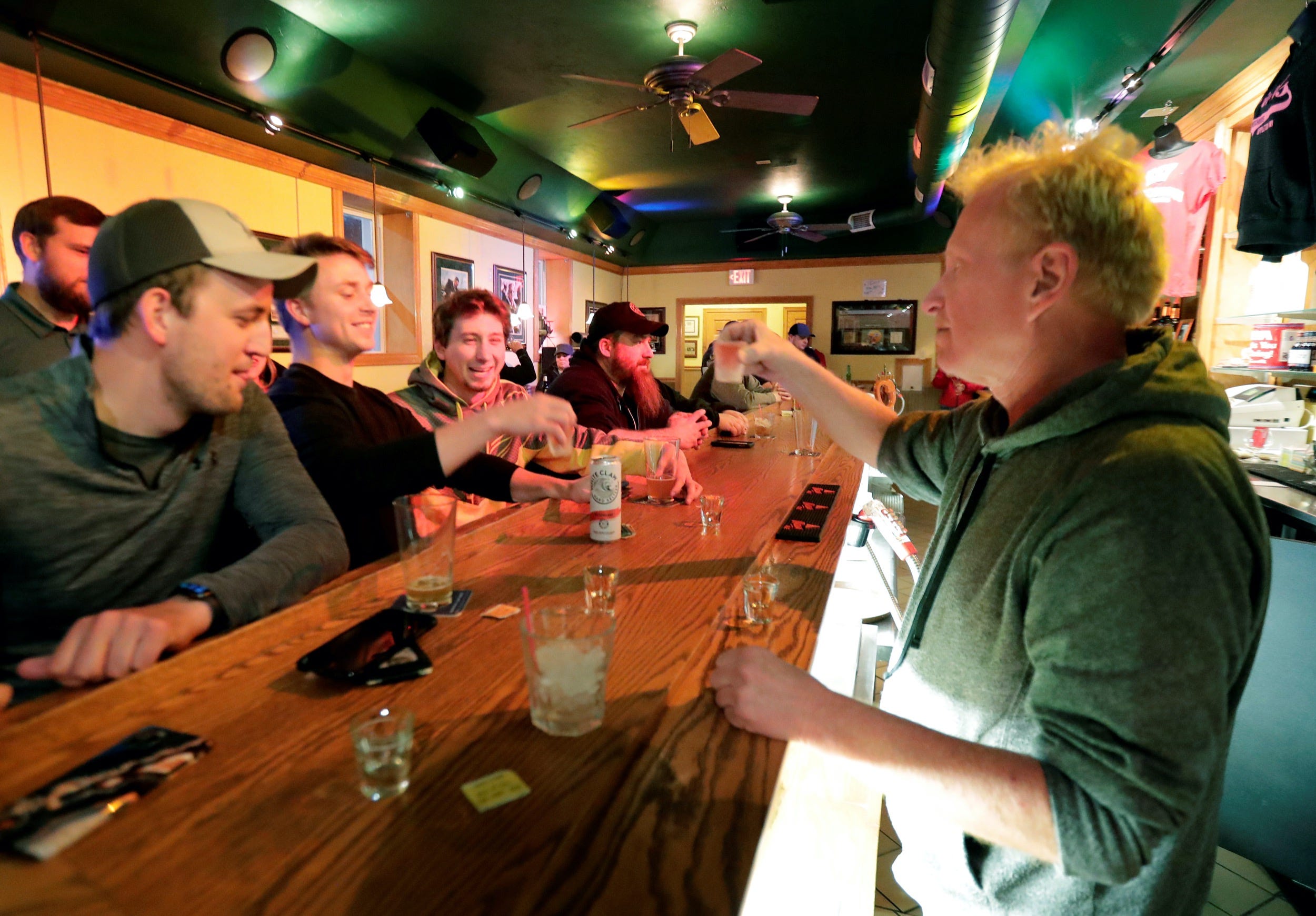 wisconsin bar crowd lockdown