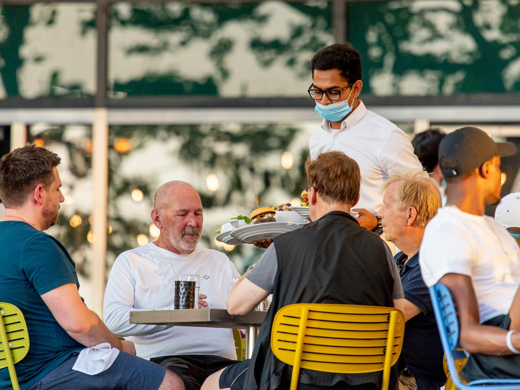 waiter restaurant coronavirus