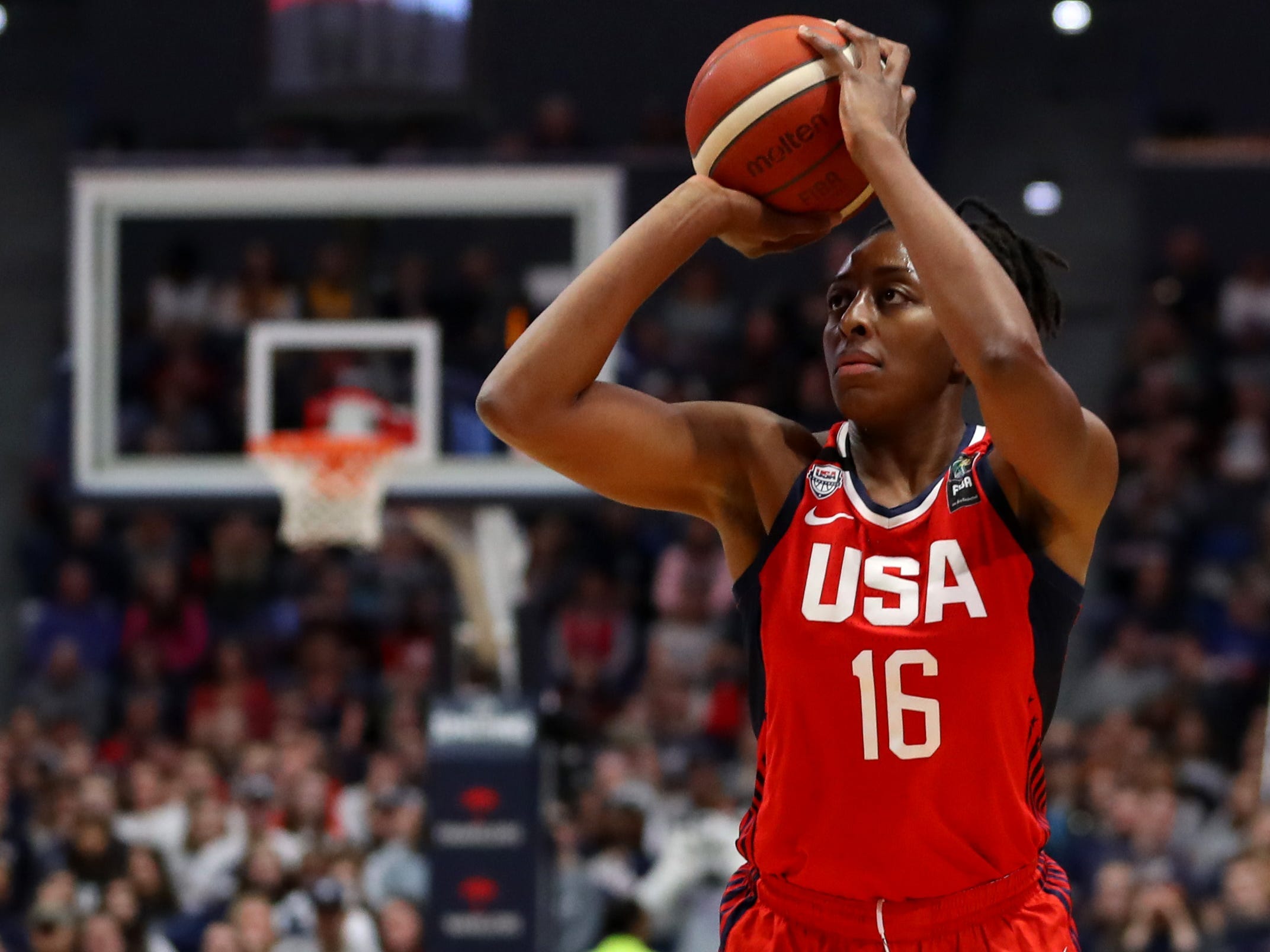 Nneka Ogwumike shoots for Team USA.