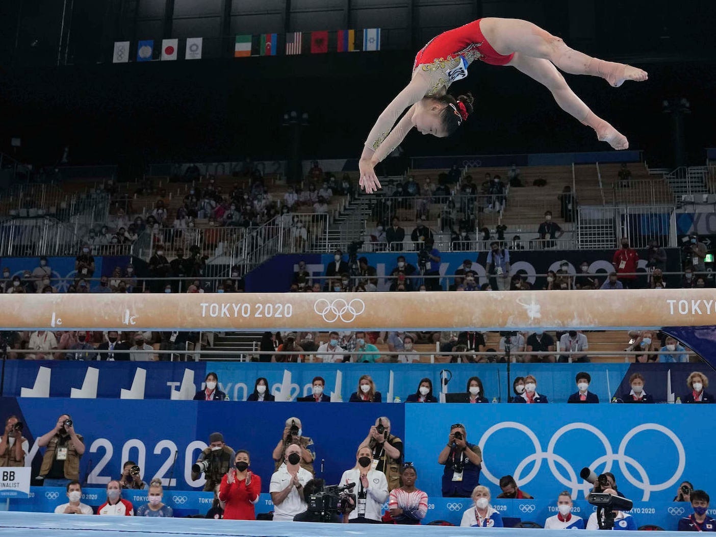 Suni Lee cheers on China's Guan Chenchen.