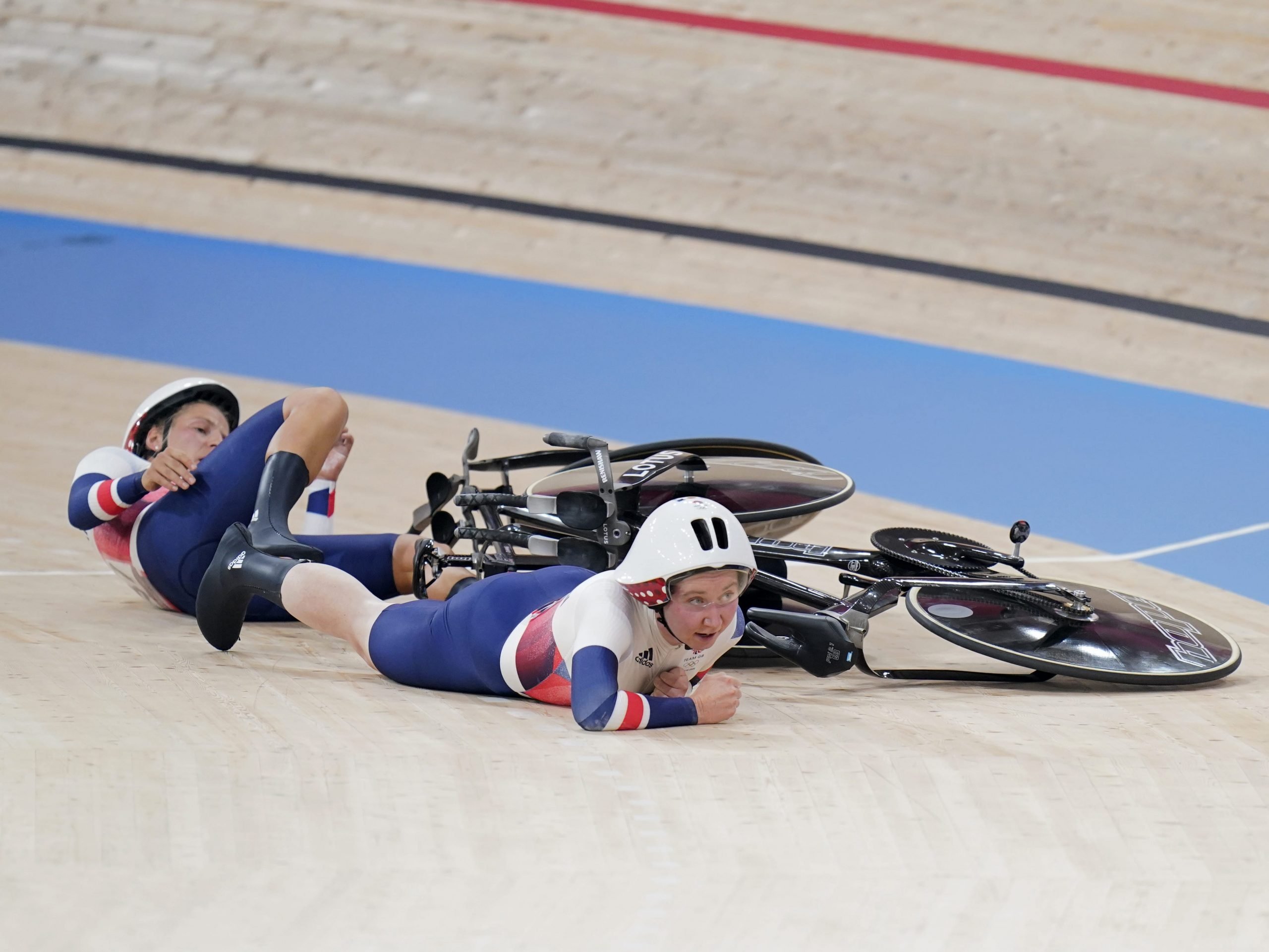 Katie Archibald and Neah Evans crash after a women's team pursuit race