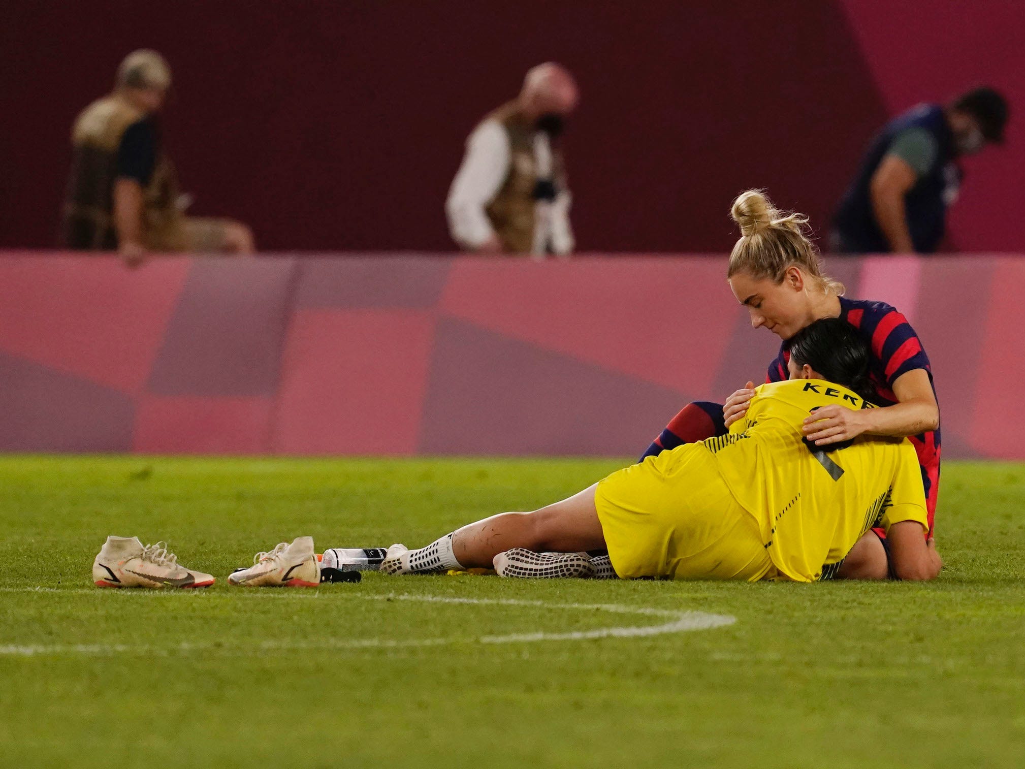 Sam Kerr leans on Kristie Mewis.