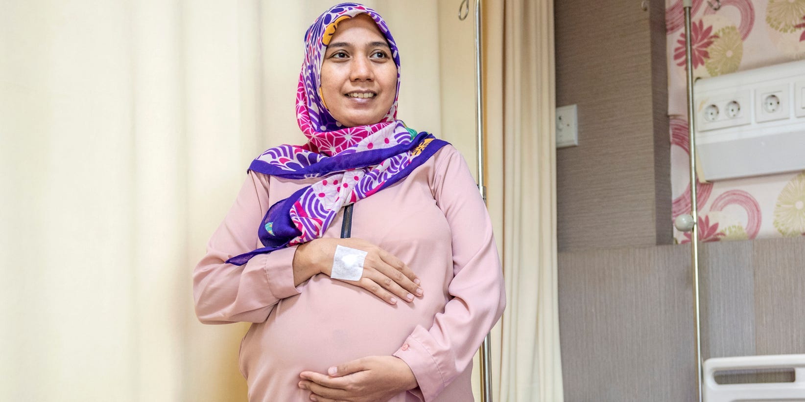 pregnant woman in hijab