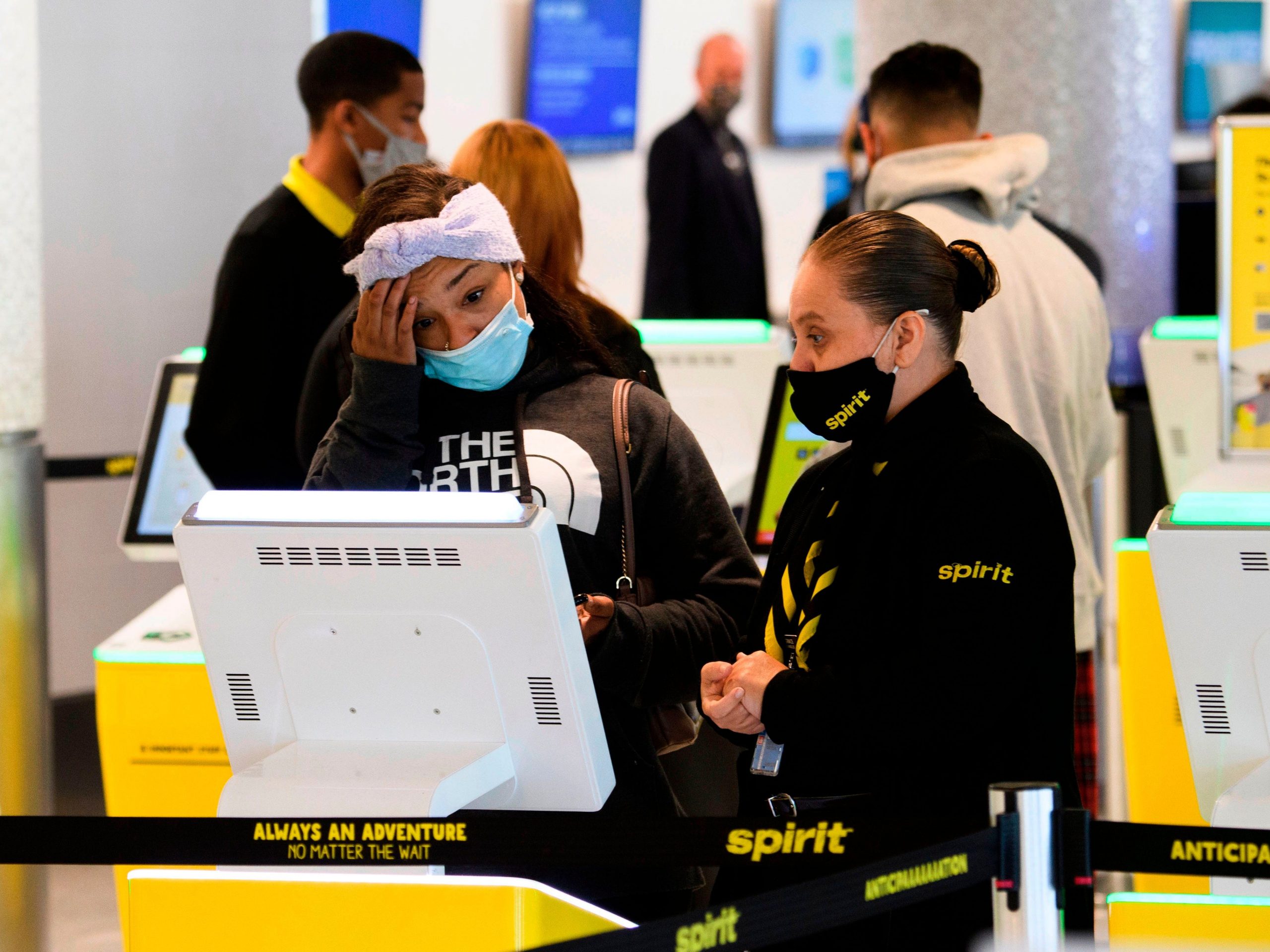 people using self service at Spirit Airlines check in