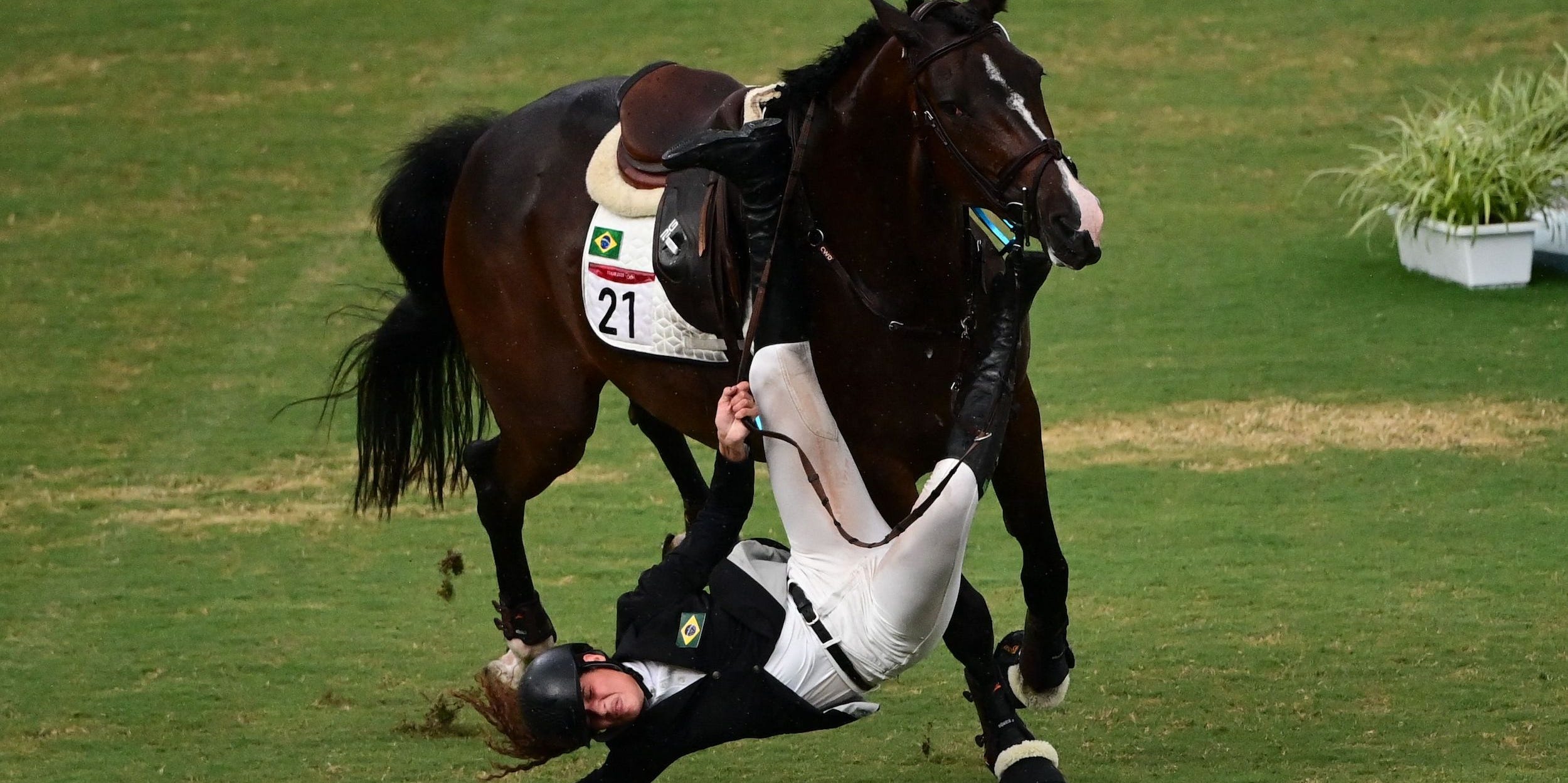 Ieda Chaves Guimaraes is thrown from her horse during the modern pentathlon at Tokyo 2020.