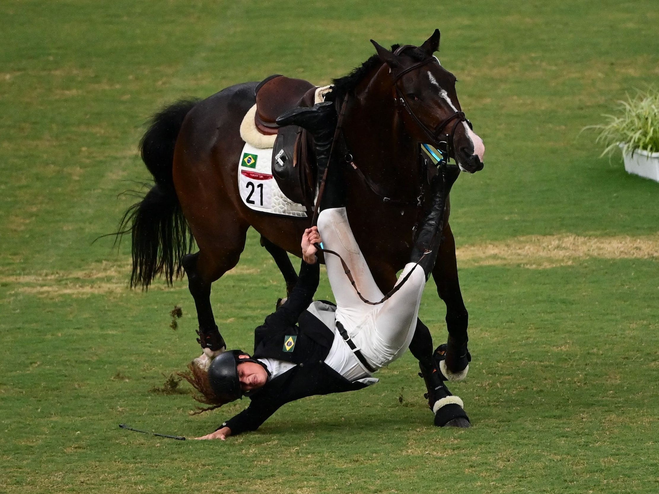 Ieda Chaves Guimaraes is thrown from her horse during the modern pentathlon at Tokyo 2020.