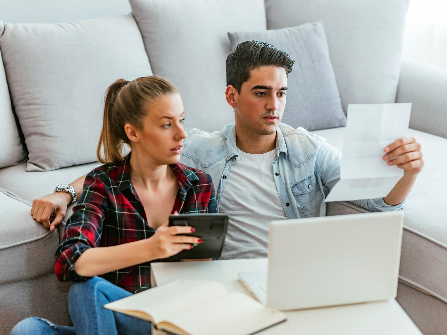 couple filing taxes