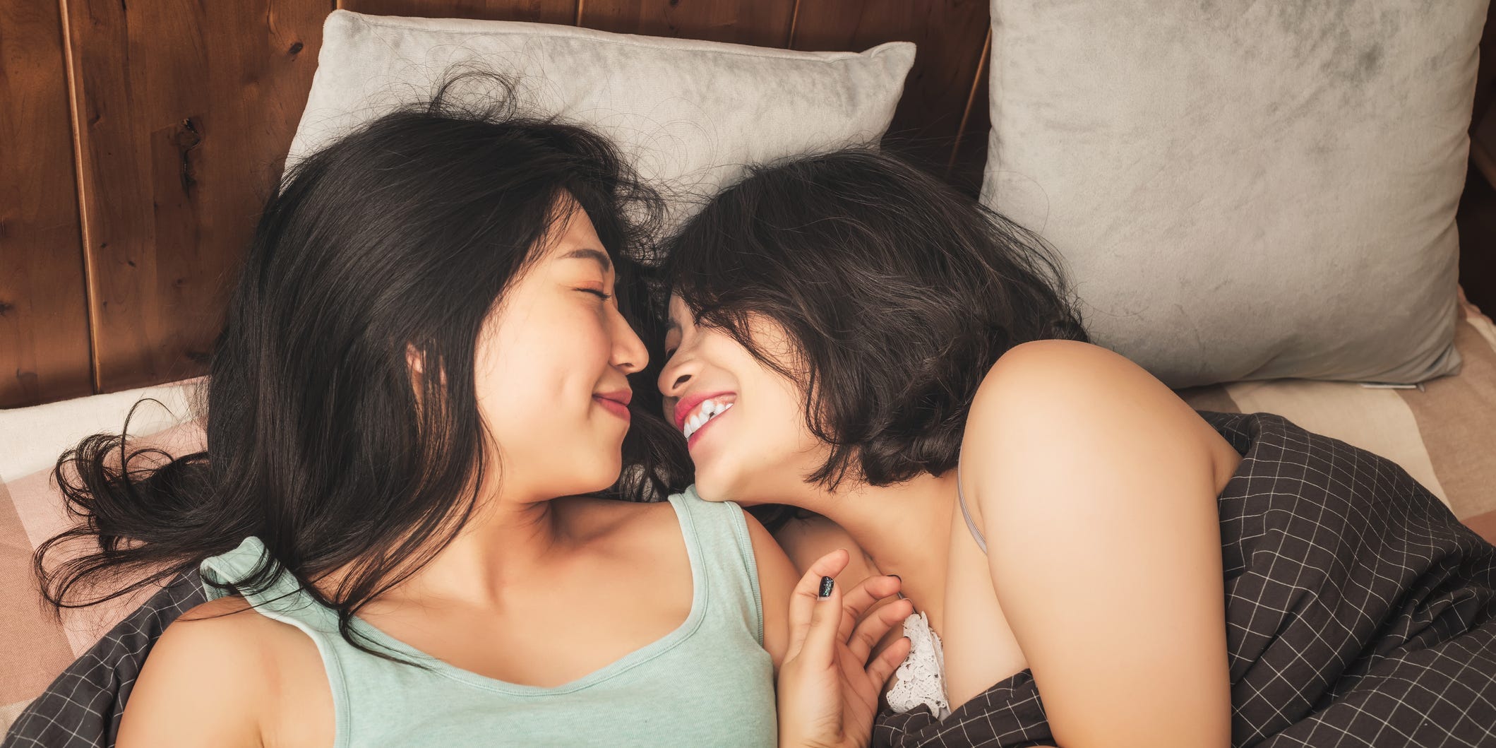 sex couple lesbian bed