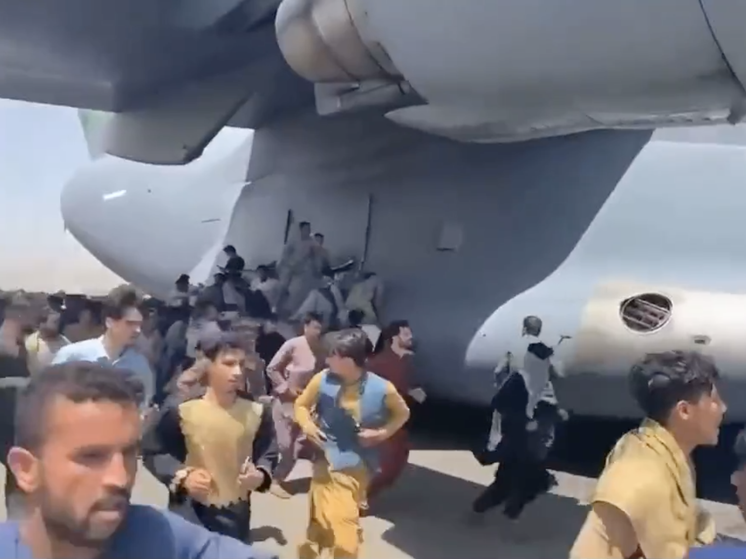 Afghans cling to us air force plane