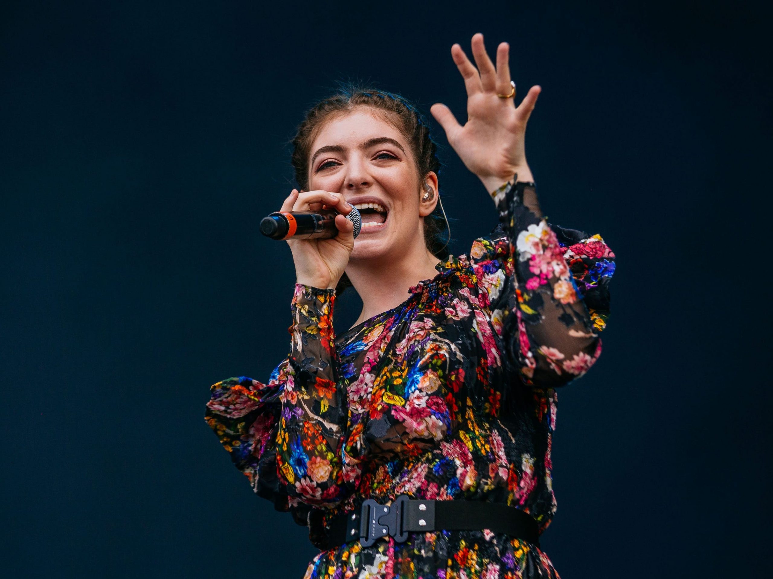 lorde performing 2017