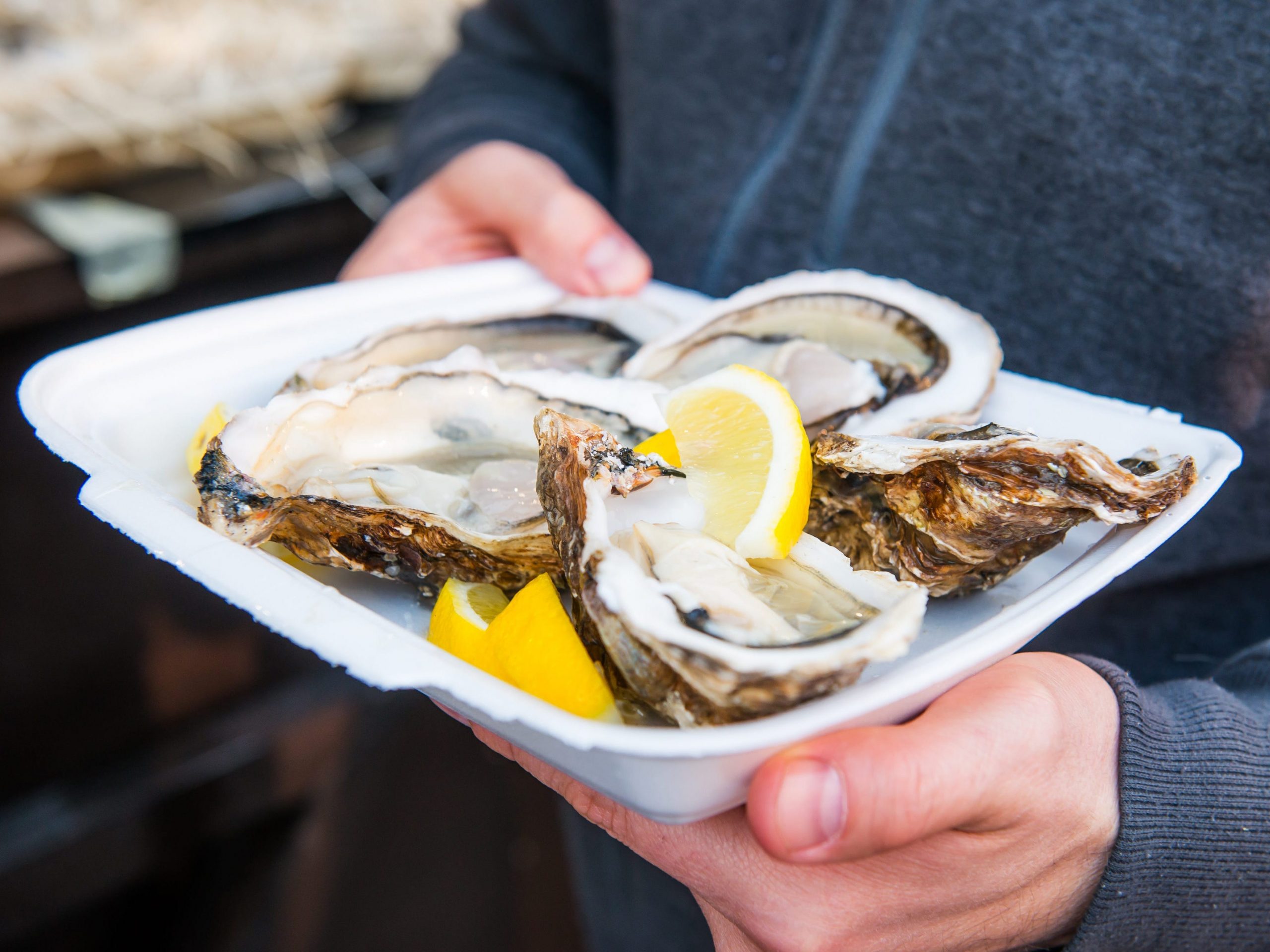 Takeaway oysters with lemon