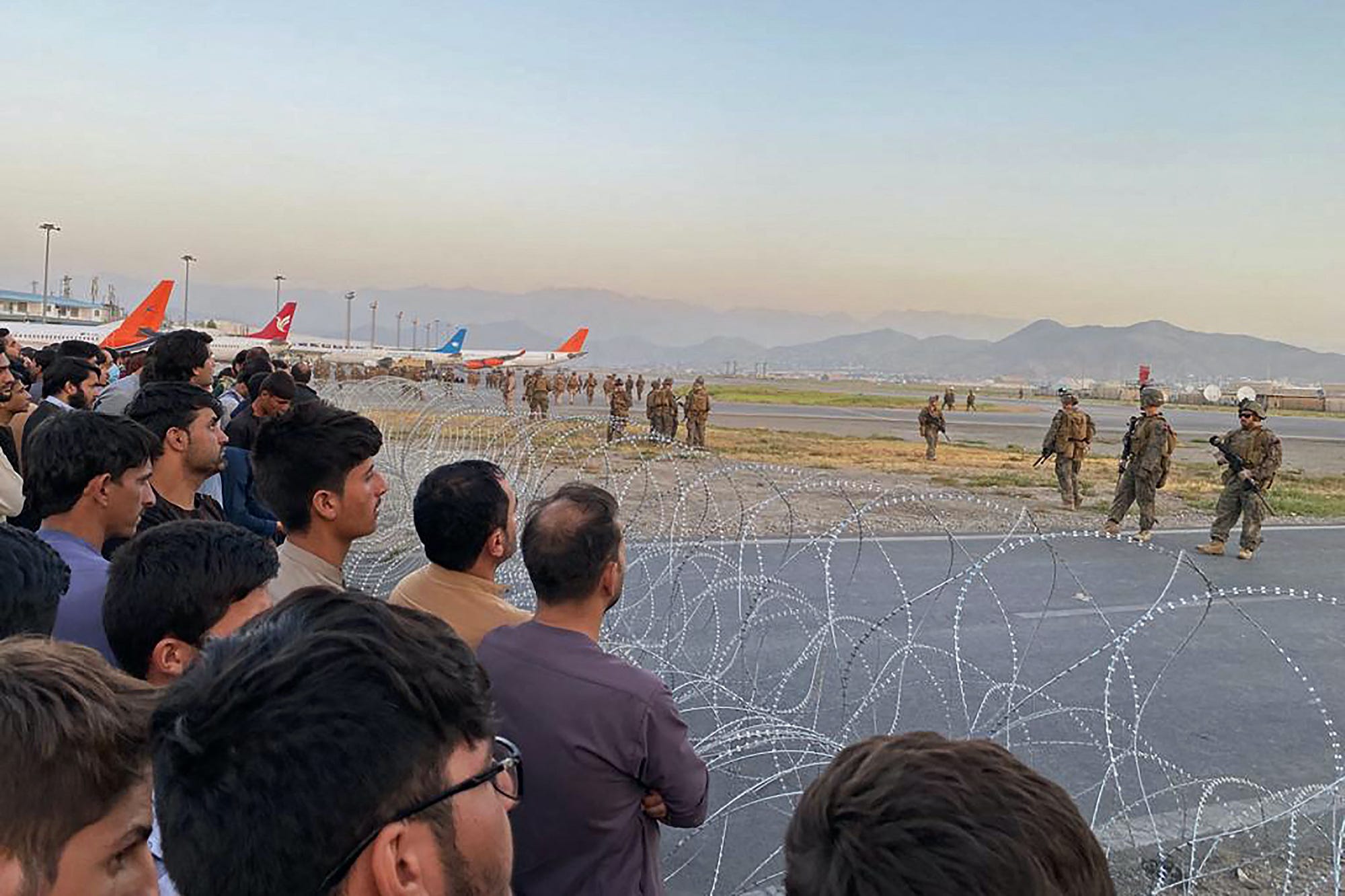 Crowds at kabul airport