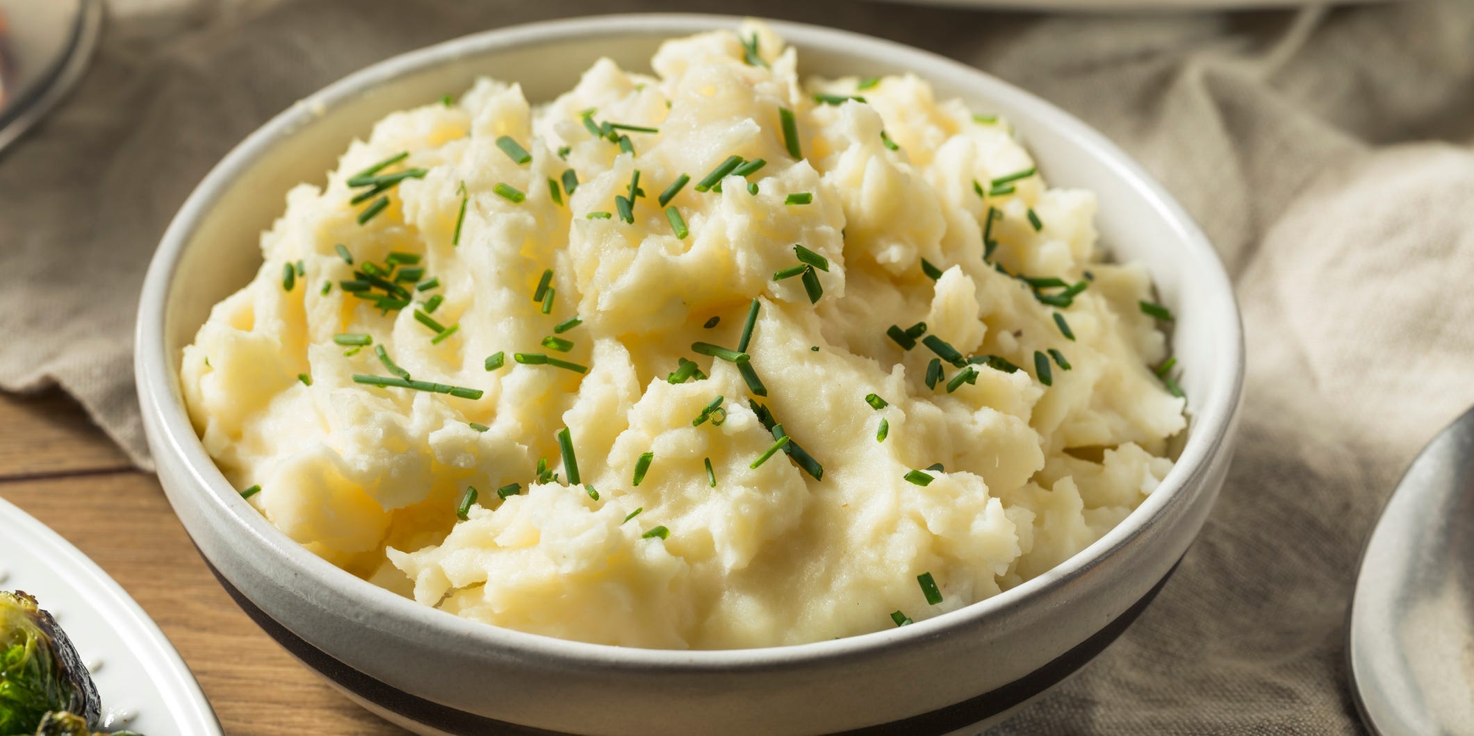 A bowl of mashed potatoes topped with chives