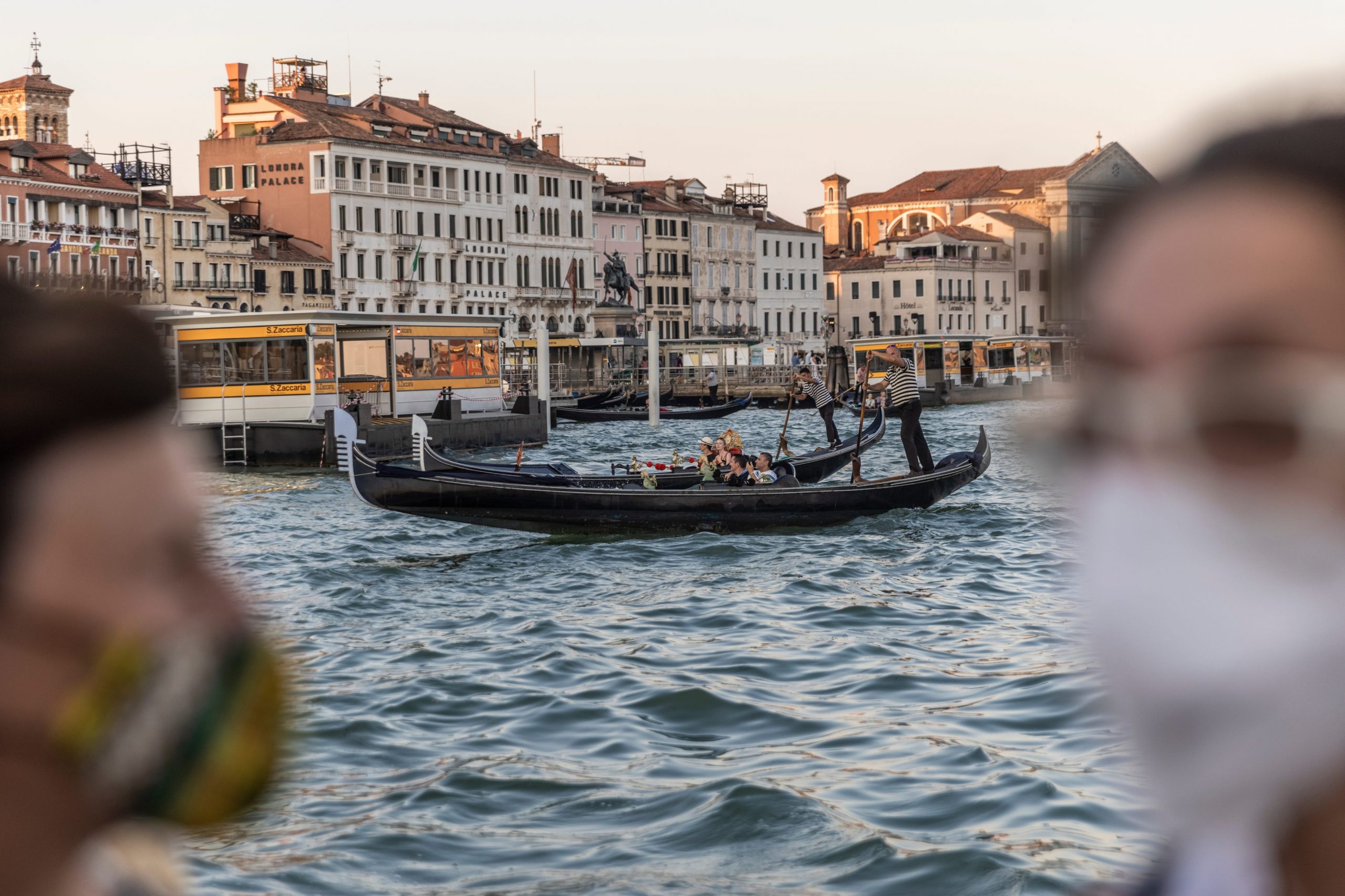 Gondolas and gondoliers, one of the characteristic presences of the canals of the city of Venice, have resumed carrying tourists around with small limitations on the number of contemporary passengers to avoid possible infections.