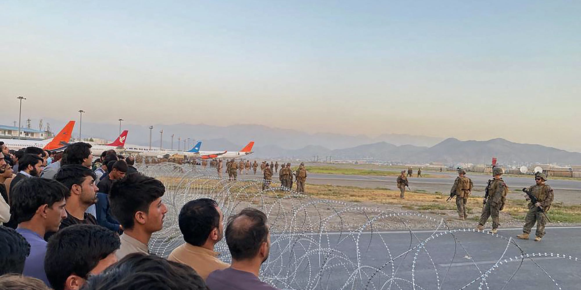 Crowds at kabul airport