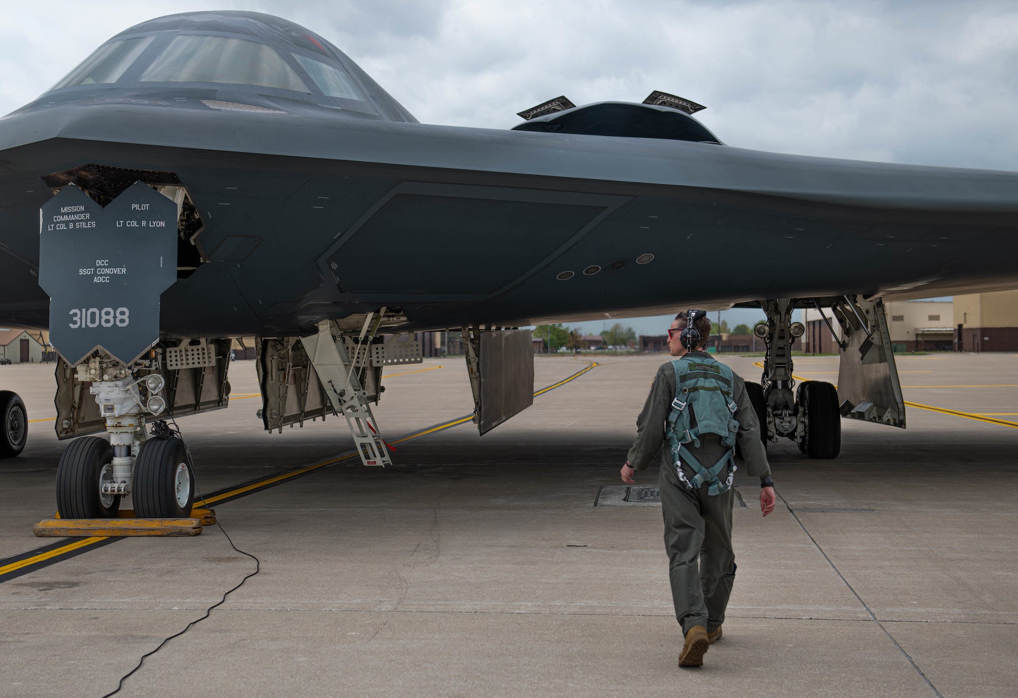 The First Enlisted Woman To Fly In A B-2 Explains How She Keeps The ...