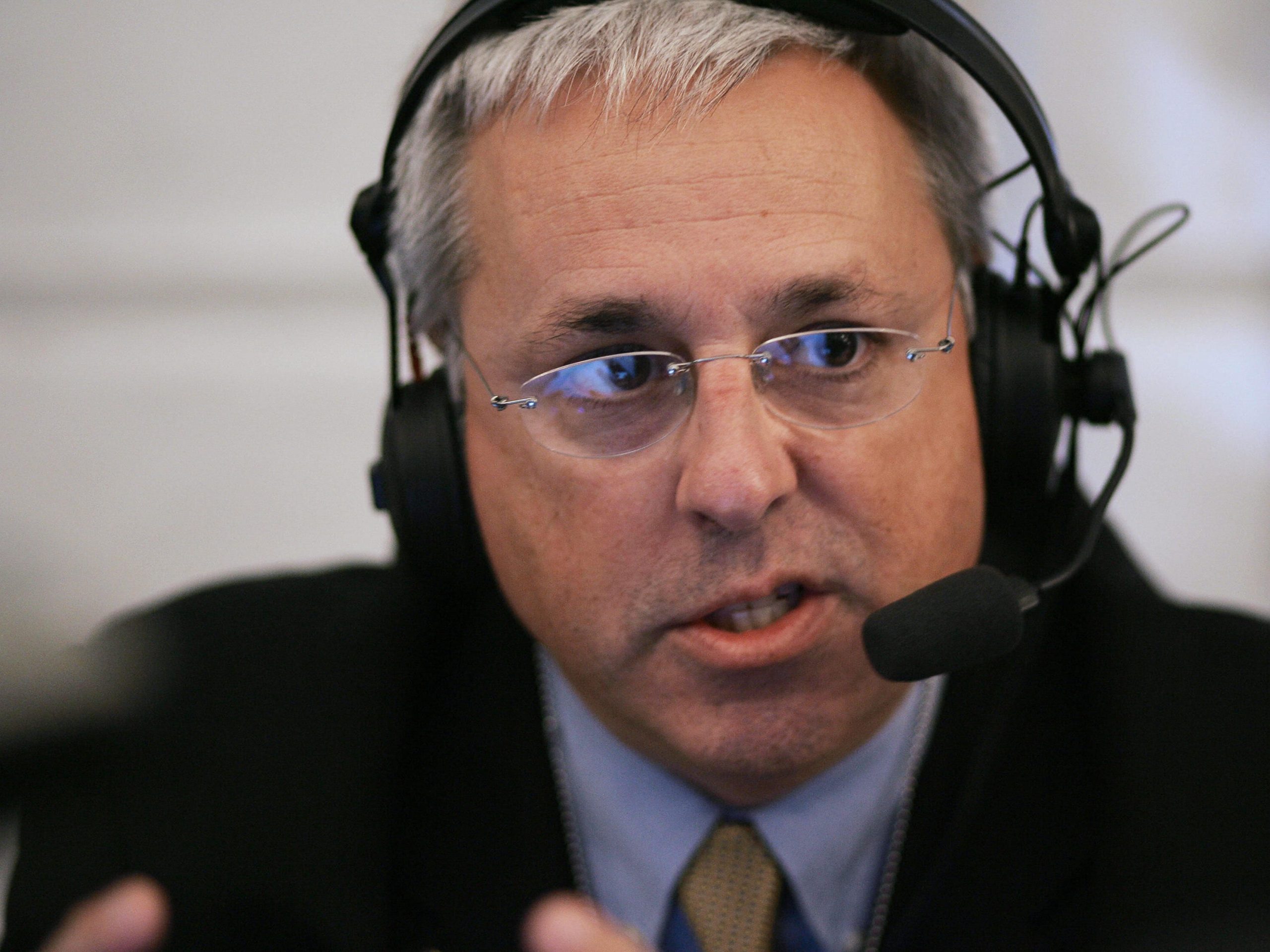 Marc Bernier of station WNDB of Orlando, Florida speaks to White House Deputy Chief of Staff Karl Rove during a radio interview 24 October 2006 at an event for radio talk shows at the White House in Washington, DC.