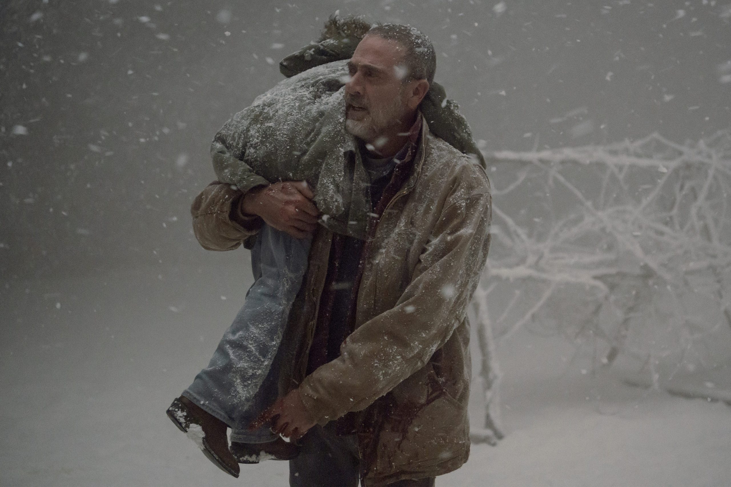Negan saves Judith TWD 916