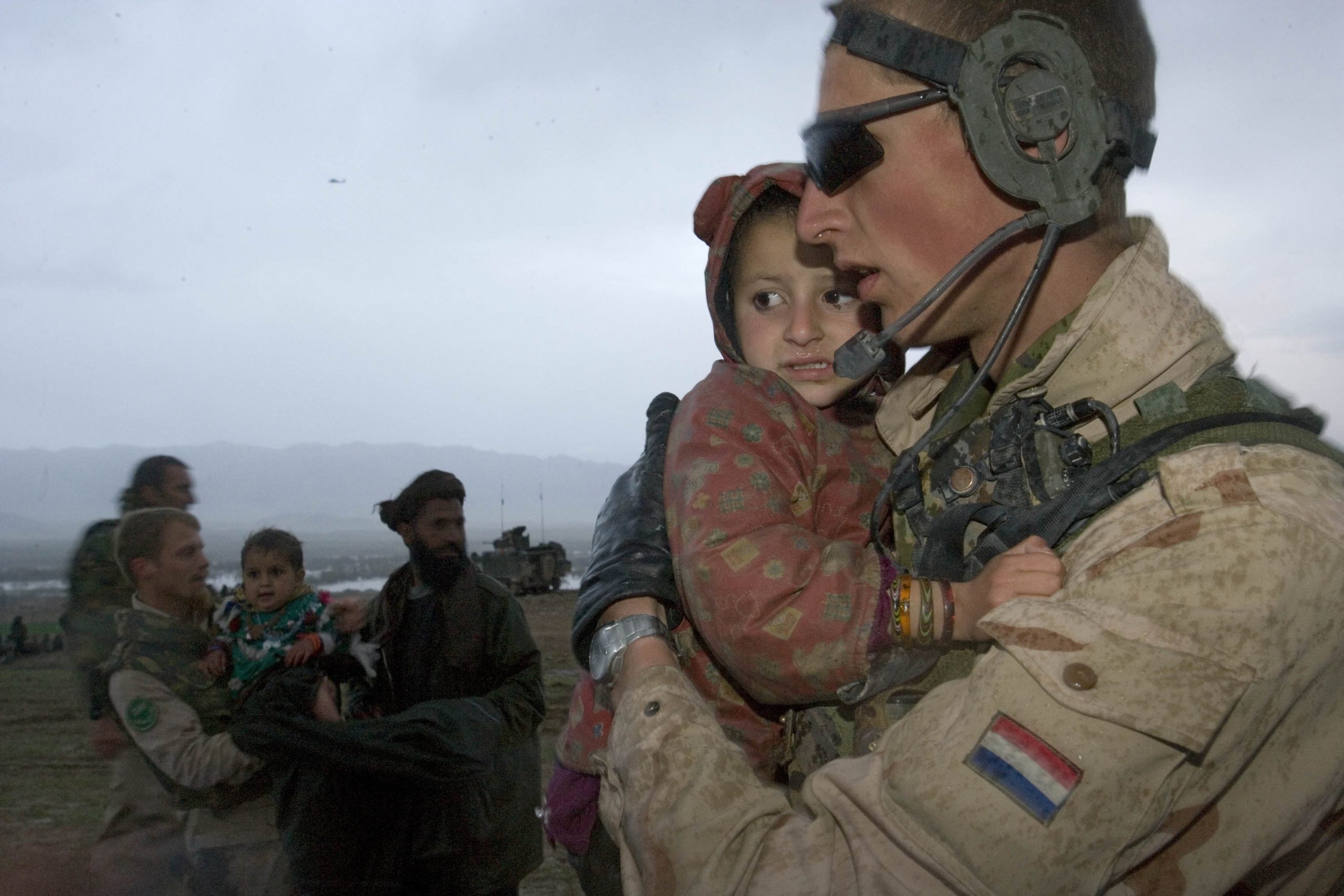 Nederlandse militairen met Afghaanse kinderen in de armen tijdens de Nederlandse missie in Uruzgan in 2007. Foto: Sjoerd Hilckmann (AVDD/ANP)