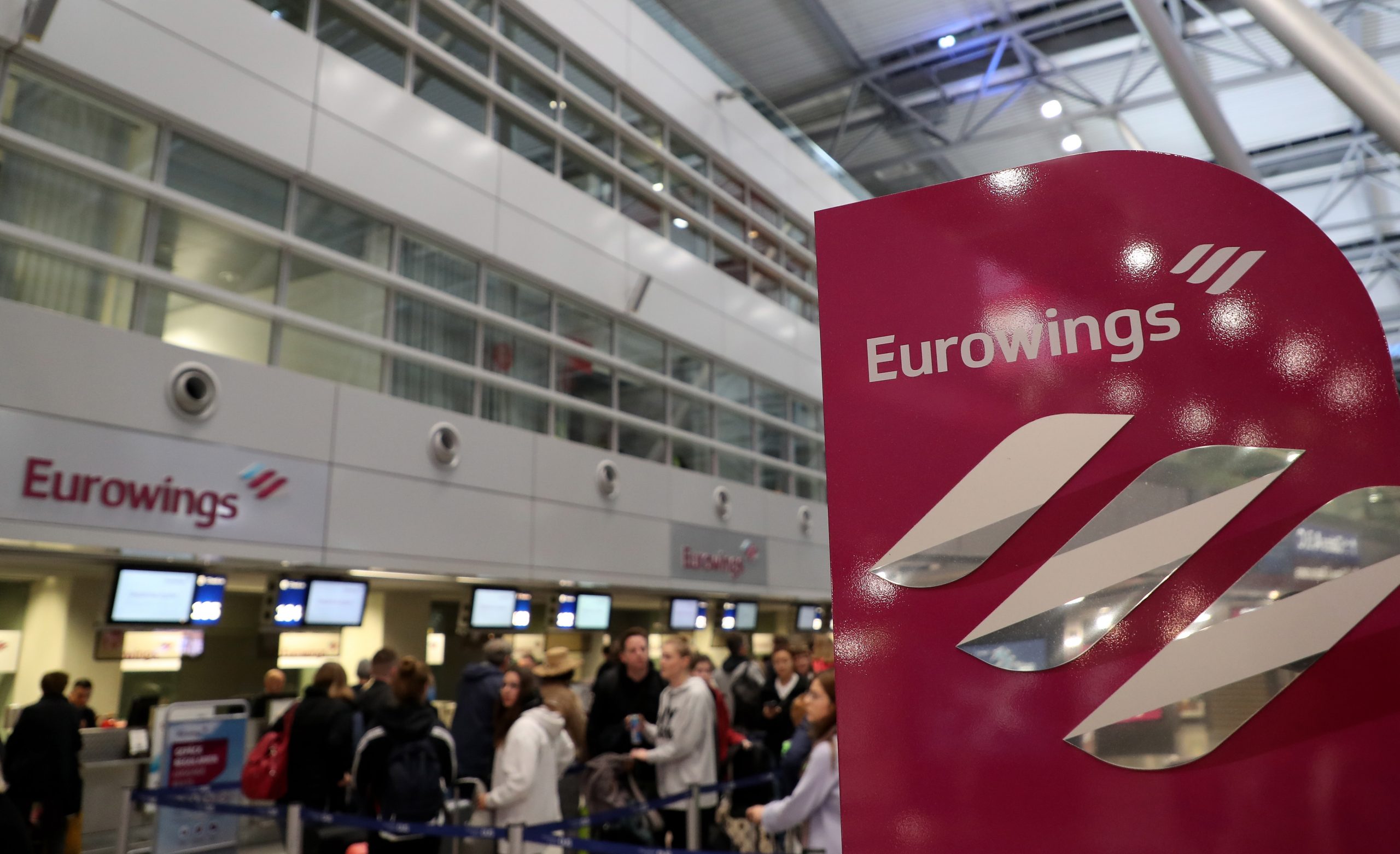 Passagiers in de rij van een check-in balie van Eurowings voor het uitbreken van de coronacrisis. Foto: EPA/Friedemann Vogel