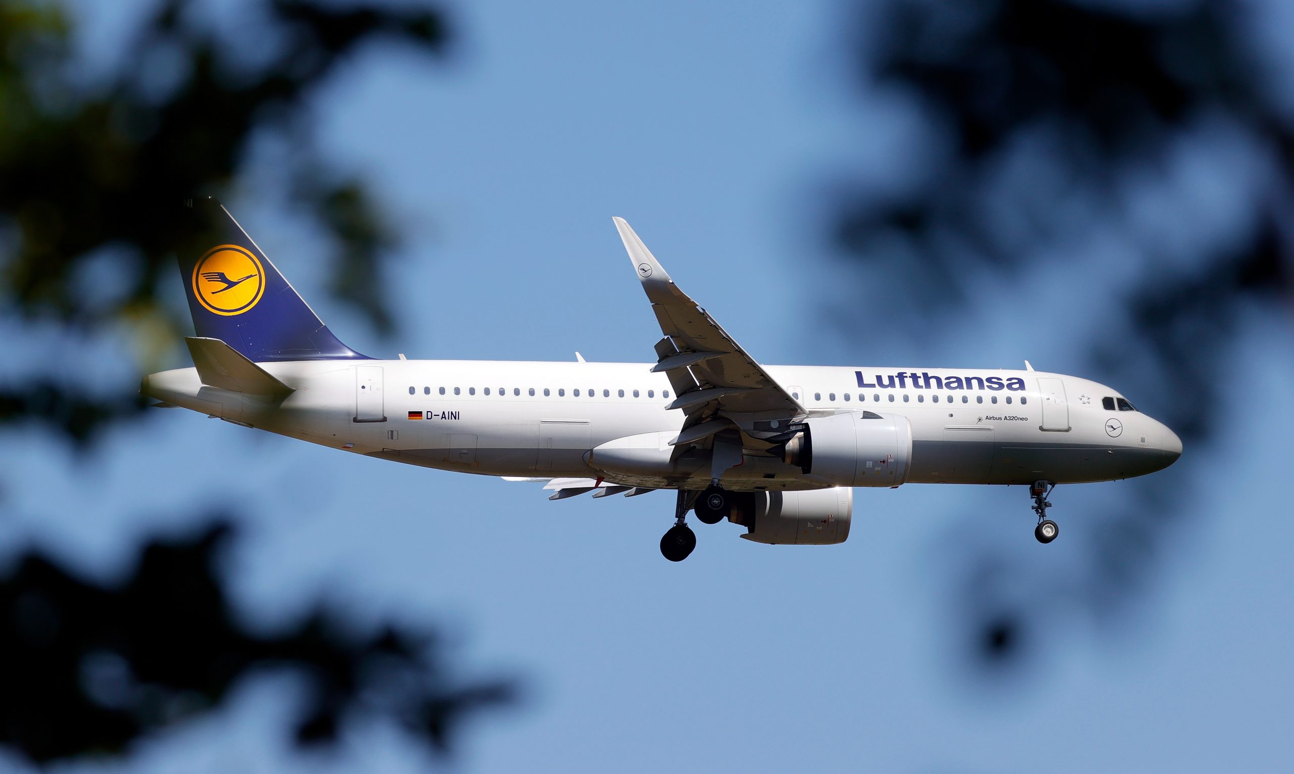 Een toestel van Lufthansa landt op het vliegveld van Frankfurt am Main. Foto: EPA/RONALD WITTEK