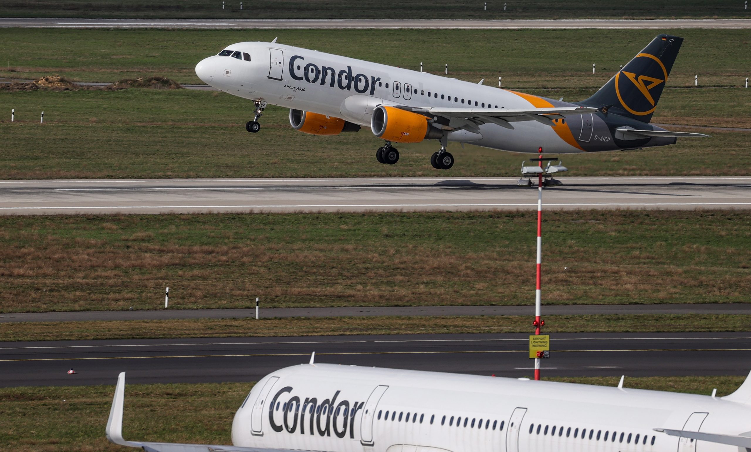 Een Airbus A320 van de Duitse luchtvaartmaatschappij Condor vertrekt vanaf het vliegveld van Düsseldorf. Foto: EPA/Friedemann Vogel