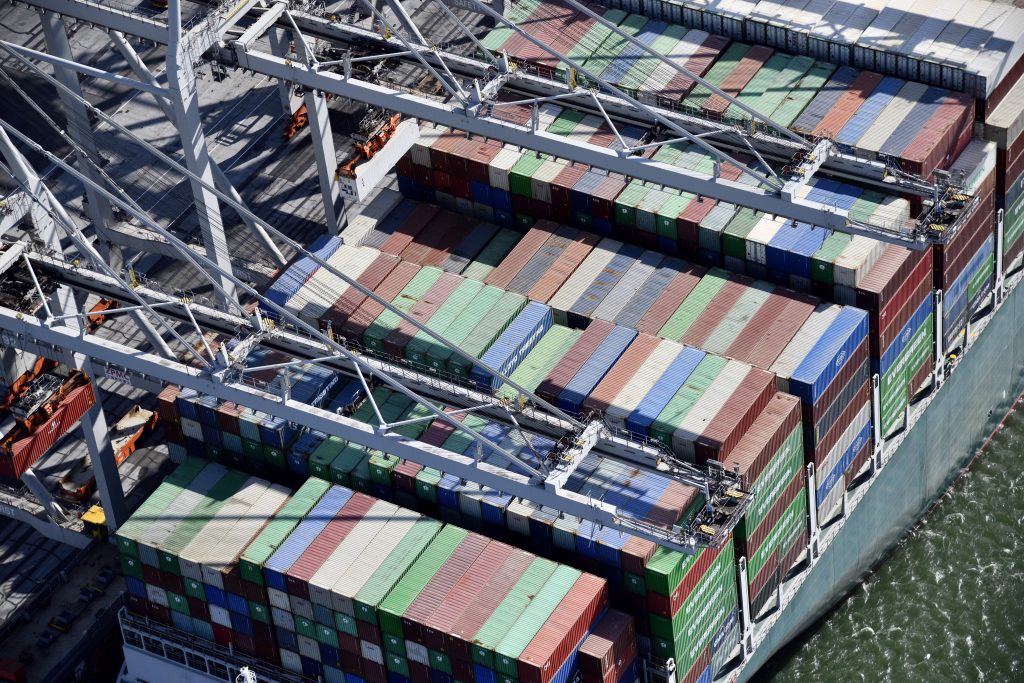 Groot containerschip in de haven van Rotterdam.