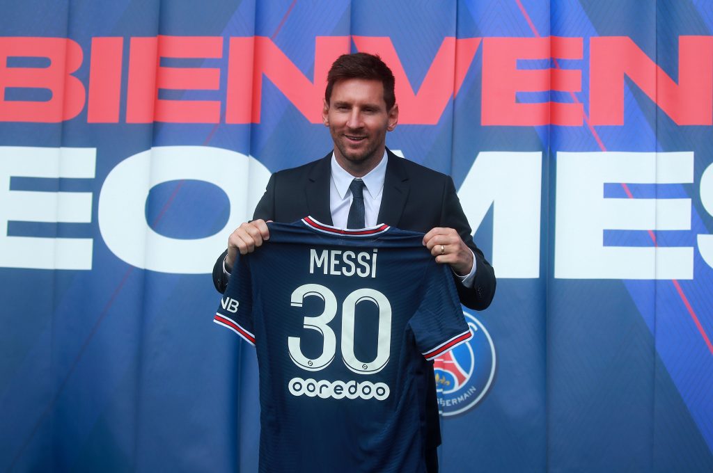 Lionel Messi toont het shirt van zijn nieuwe club, het Franse Paris Saint-Germain.