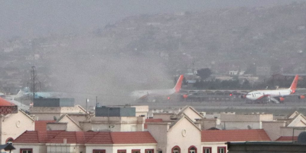 Rook stijgt op rond het vliegveld van Kabul na twee explosies donderdagmiddag.