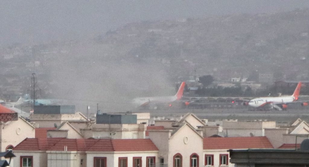 Rook stijgt op rond het vliegveld van Kabul na twee explosies donderdagmiddag.