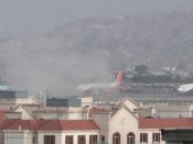 Rook stijgt op rond het vliegveld van Kabul na twee explosies donderdagmiddag.
